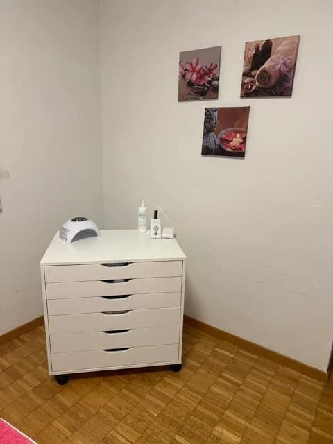 Gerätewagen mit Pflegeprodukten im Behandlungsraum