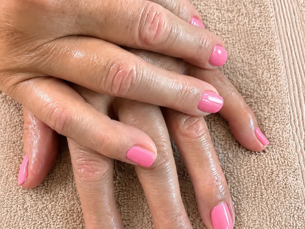 Maniküre-Ergebnis mit zarten rosa Nägeln
