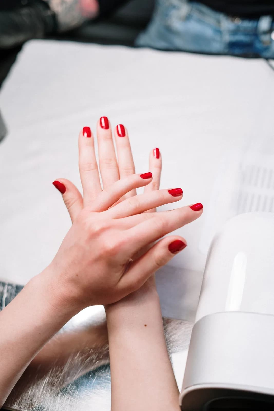 Maniküre mit rotem Nagellack