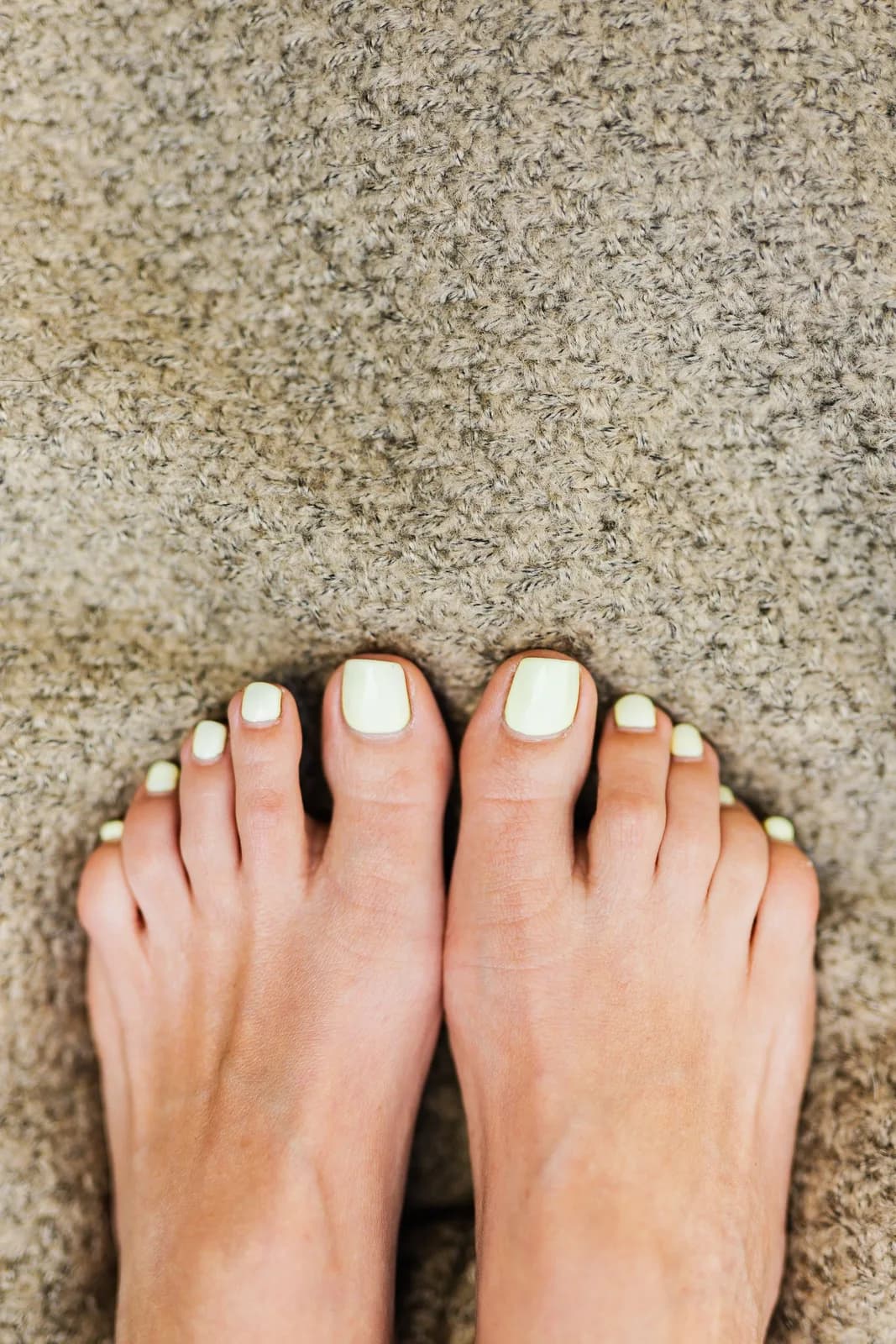 Pediküre mit weissem Nagellack